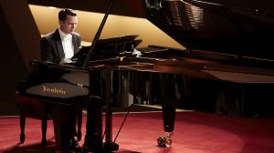 Tom Selznick (Elijah Wood) is a renowned concert pianist who's literally under the gun in <em>Grand Piano</em>, a Hitchcock-style thriller that plays out in real time.